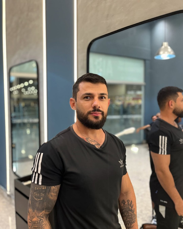 Corte de cabelo masculino estilo degradê com risco na lateral.